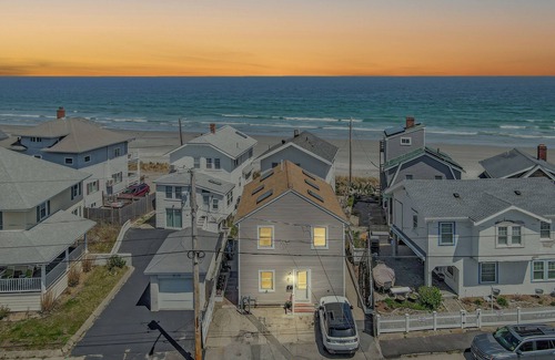Kenberma Maison | Sur la Sand is STEPS from the ocean! renovated, clean, Wifi, and pet friendly!