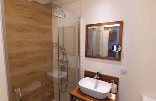 Arbent Appartement | SURAN La Source, a haven of pink and grey!