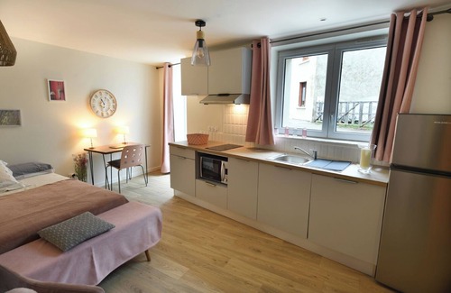 Arbent Appartement | SURAN La Source, a haven of pink and grey!