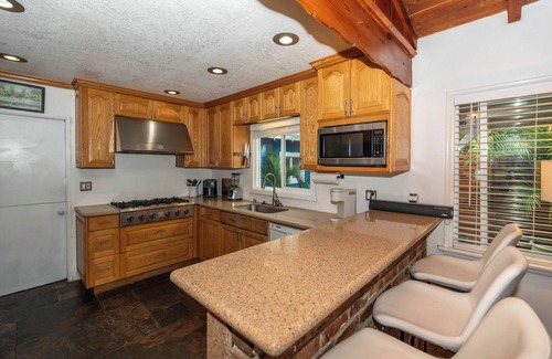 Huntington Beach Maison | Surf City Beach Cottages... Steps to the ocean..🛖🏝️🐶