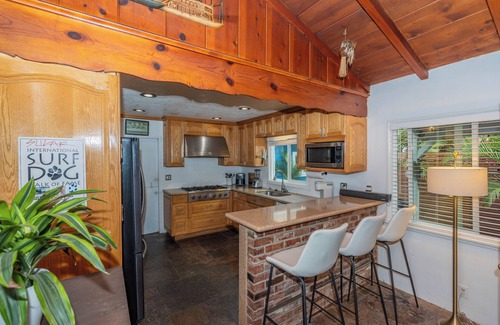 Huntington Beach Maison | Surf City Beach Cottages... Steps to the ocean..🛖🏝️🐶