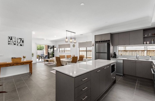 Armstrong Creek Maison | Surfcoast Getaway- Pet friendly, Sleeping 8, Golf, Beaches, Town