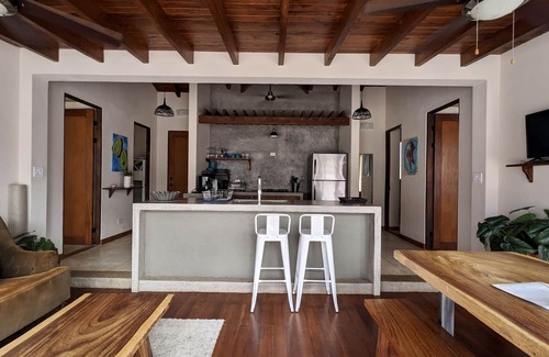 Avellanas Beach Maison | Nueva casa de vacaciones de lujo Beachwalk 3BR, Avellanas. Sendero tropical para surfear.