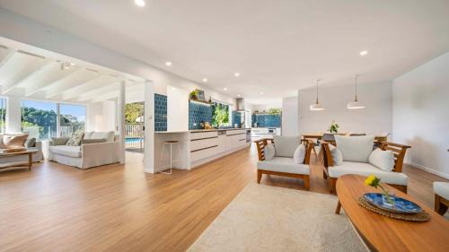 Ocean Shores Maison | Surfers Rest - Stunning home 3 mins to beach