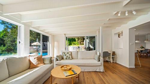 Ocean Shores Maison | Surfers Rest - Stunning home 3 mins to beach