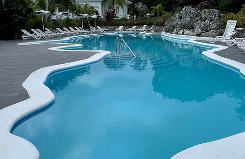 Port Antonio Appartement | Surfing Break or try the famous Jerk Chicken at Boston Bay Beach! Four Units!