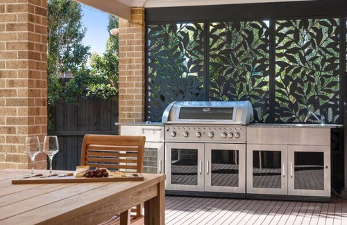 Ocean Grove Maison | Surfside Haven - 100m to beach - sleeps 12!