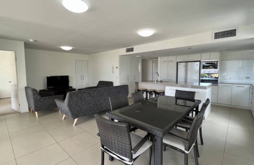 Currimundi Appartement | SURFSIDE ONE UNIT 1 - Located directly opposite Currimundi Lake, you won't find a better spot!