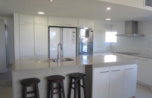 Currimundi Appartement | SURFSIDE ONE UNIT 1 - Located directly opposite Currimundi Lake, you won't find a better spot!