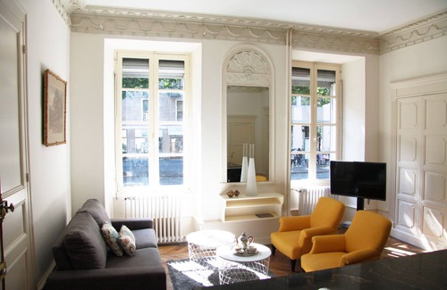 Bagneres-de-Luchon Appartement | Surprenant apt T2 42m² / 4 pers / 1 ch / cuis équipée / salon / PISCINE CHAUFFEE