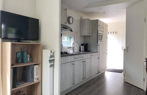 Sint Maarten Chalet De Ski | Surrounded by greenery and trees you will find this lovely four-person chalet. After a visit to the beach, you can enjoy all the luxury and comfort of your holiday chalet.