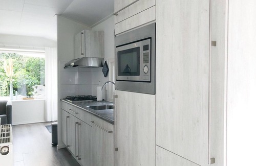 Sint Maarten Chalet De Ski | Surrounded by greenery and trees you will find this lovely four-person chalet. After a visit to the beach, you can enjoy all the luxury and comfort of your holiday chalet.