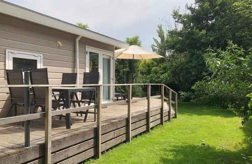 Sint Maarten Chalet De Ski | Surrounded by greenery and trees you will find this lovely four-person chalet. After a visit to the beach, you can enjoy all the luxury and comfort of your holiday chalet.
