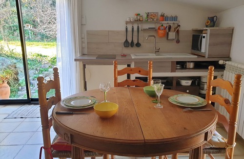 Reynes Cottage | La Batallola : gîte 2 pièces, au calme, avec jardin, dans un mas de caractère.