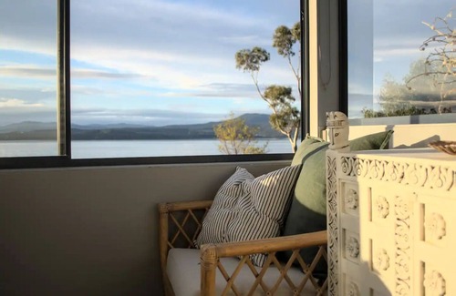 Surveyors Bay Cottage | Surveyors Cottage - 40 steps to the beach