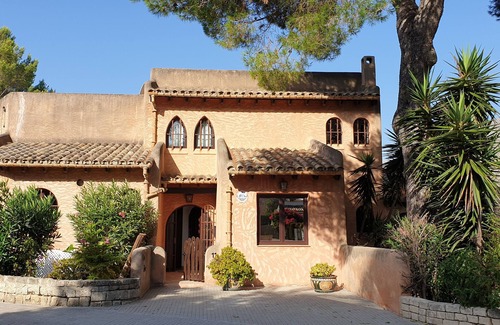 Cala San Vicente Villa | Chalet généreuse et romantique avec vue sur la montagne dans un endroit calme