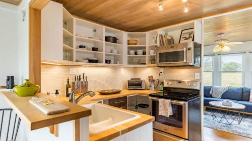 Oak Harbor Maison | Swan Lake Cottage by AvantStay Views Firepit