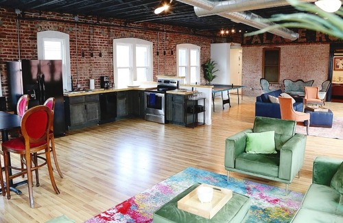 Bartlesville Appartement | Swanky downtown Loft fit for a king! History and Luxury for a perfect getaway