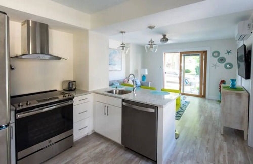 Kennebunk Maison | Swanky Flat in the Heart of Dock Square, SUPER CLEAN! WALK TO EVERYTHING!