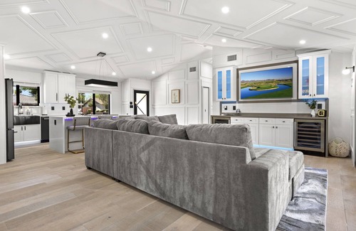 Peaceful Valley Maison | SWANKY MODERN 4BR/3BA WITH POOL&HOT TUB IN OLD TOWN