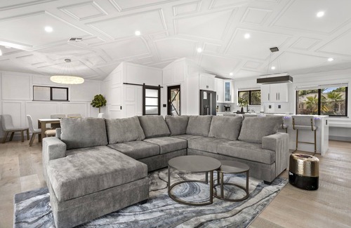 Peaceful Valley Maison | SWANKY MODERN 4BR/3BA WITH POOL&HOT TUB IN OLD TOWN