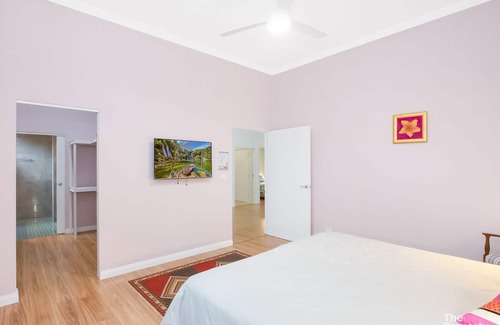 Mannering Park Maison | Swanky Suites - Hemp House, Shared Pool & Jetty