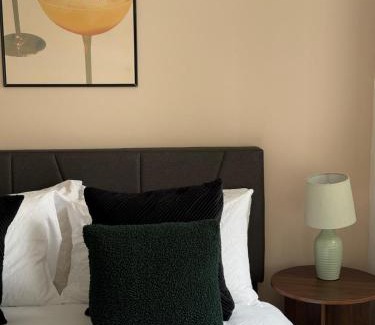 Swiss Cottage Appartement | Swanky two bedroom flat with balcony near swiss cottage and regents park