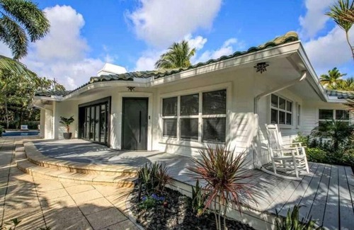 Harbor Beach Maison | SWAYING PALM BEACH HOUSE