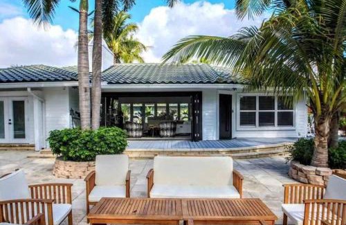 Harbor Beach Maison | SWAYING PALM BEACH HOUSE