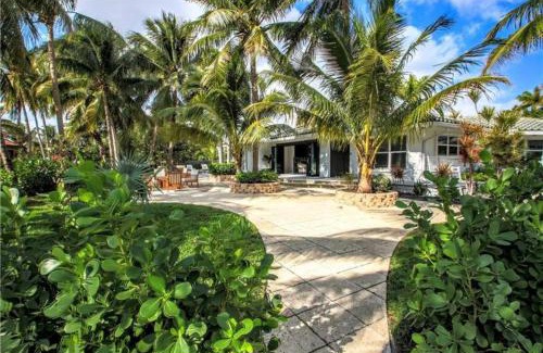 Harbor Beach Maison | SWAYING PALM BEACH HOUSE