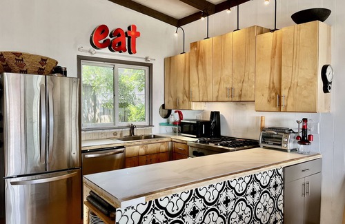 Long Island Maison | Sweeping ocean views on Sky Walk. Renovated 2023, open floor plan. pets ok