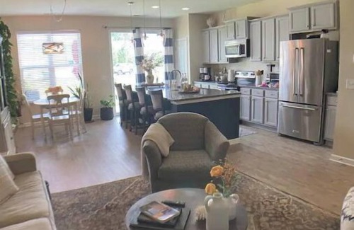 Murraysville Maison | Sweet Dreamin' Stylish townhome all your own!