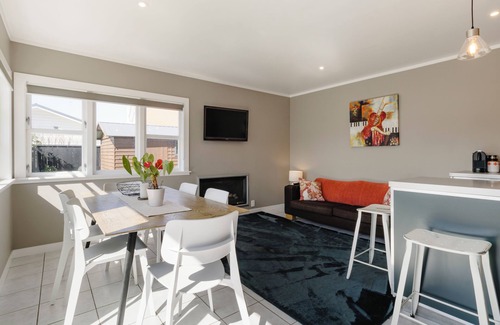 Kilbirnie Maison | Sweet Lyall Bay - walk to beach and popular cafes