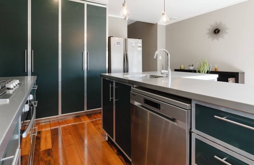 Kilbirnie Maison | Sweet Lyall Bay - walk to beach and popular cafes
