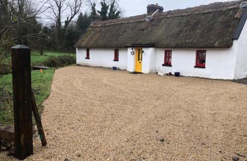 Jamestown Maison | Sweet Meadow A delightful romantic thatched cottage by river Shannon on 4 acres is for peace party family or work from home