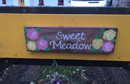 Jamestown Maison | Sweet Meadow A delightful romantic thatched cottage by river Shannon on 4 acres is for peace party family or work from home