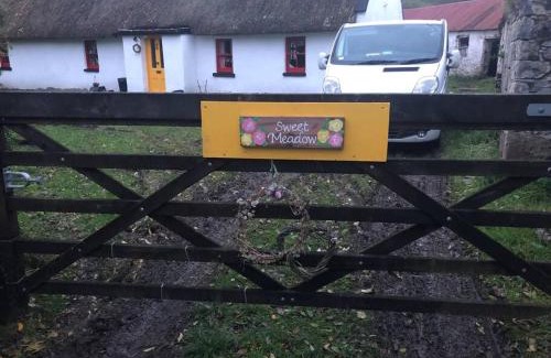 Jamestown Maison | Sweet Meadow A delightful romantic thatched cottage by river Shannon on 4 acres is for peace party family or work from home