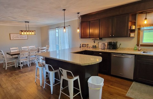 Sugar Grove Maison | SWEET RETREAT! Pool-side mountain view and spa.