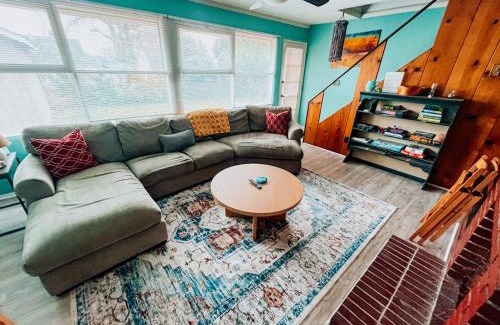 Greensboro Maison | Sweet Sunny Summit House