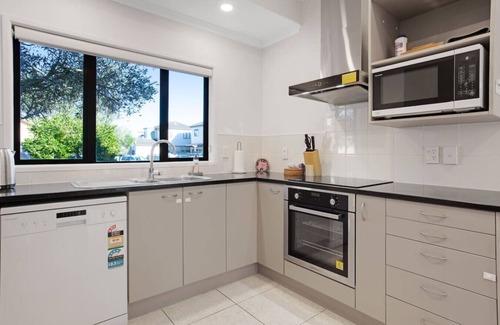 East Tamaki Maison | Sweet Sunshine Nest with Pool, Aircon and Parking