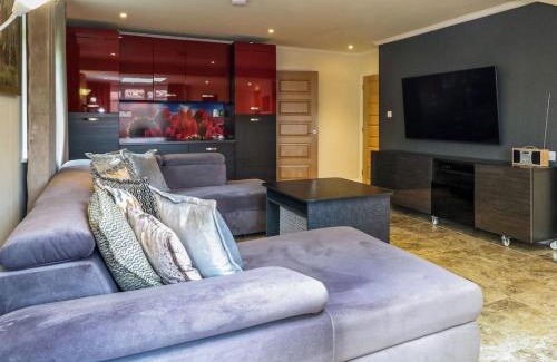 Brundall Maison | Swift Host - 3 Bedrooms - 2 Living Areas - Cinema Room - Garden - Family Pet Friendly - Norfolk Broads - Parking