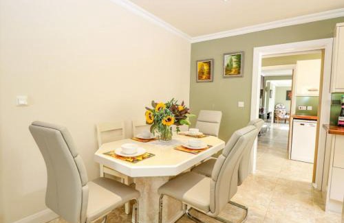 Brundall Maison | Swift Host - 3 Bedrooms - 2 Living Areas - Cinema Room - Garden - Family Pet Friendly - Norfolk Broads - Parking