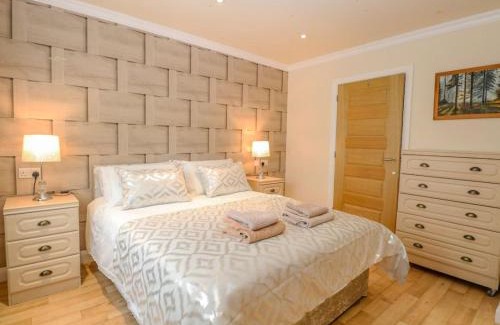 Brundall Maison | Swift Host - 3 Bedrooms - 2 Living Areas - Cinema Room - Garden - Family Pet Friendly - Norfolk Broads - Parking