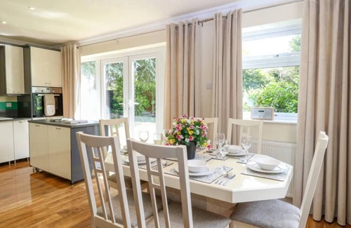 Irstead Maison | Swift Host: 3 Double beds | Parking | Peaceful