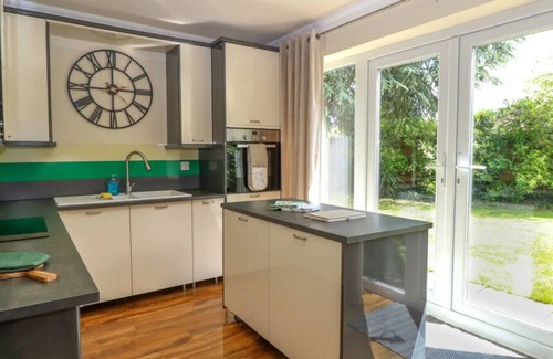 Irstead Maison | Swift Host: 3 Double beds | Parking | Peaceful