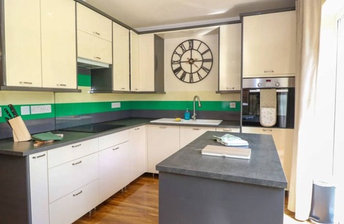 Irstead Maison | Swift Host: 3 Double beds | Parking | Peaceful