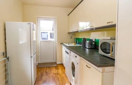 Irstead Maison | Swift Host: 3 Double beds | Parking | Peaceful