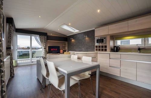 Prestonpans Maison | swimming pool, entertainment complex, and children's play areas.