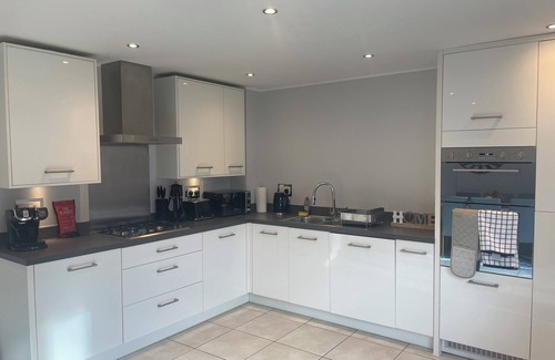 Swindon Maison | Swindon Double En-suite Home with Garage and Free Parking! Contractors!