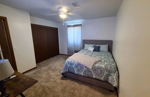 Medicine Lodge Lit Et Petit-Déjeuner | SwinHousing - Main Street Suite, Sleeps 8
